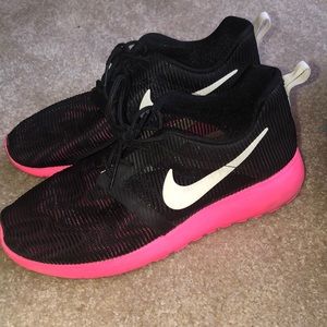 Women’s Nike Roshe tennis shoes